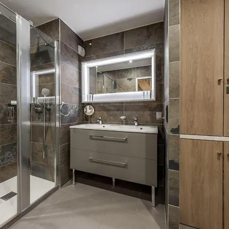 Appartement Cozy Penthouse With Views & Parking Hellebore