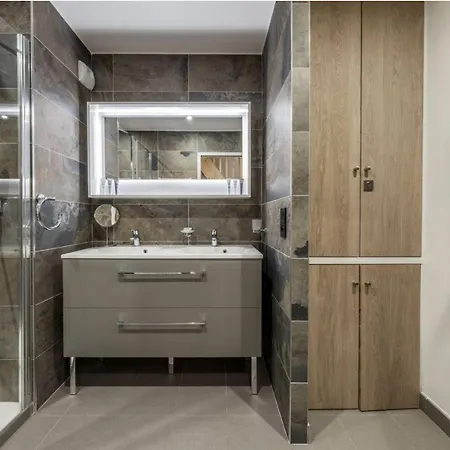 شقة 1650 - Charming Penthouse With Stunning Views & Private Parking